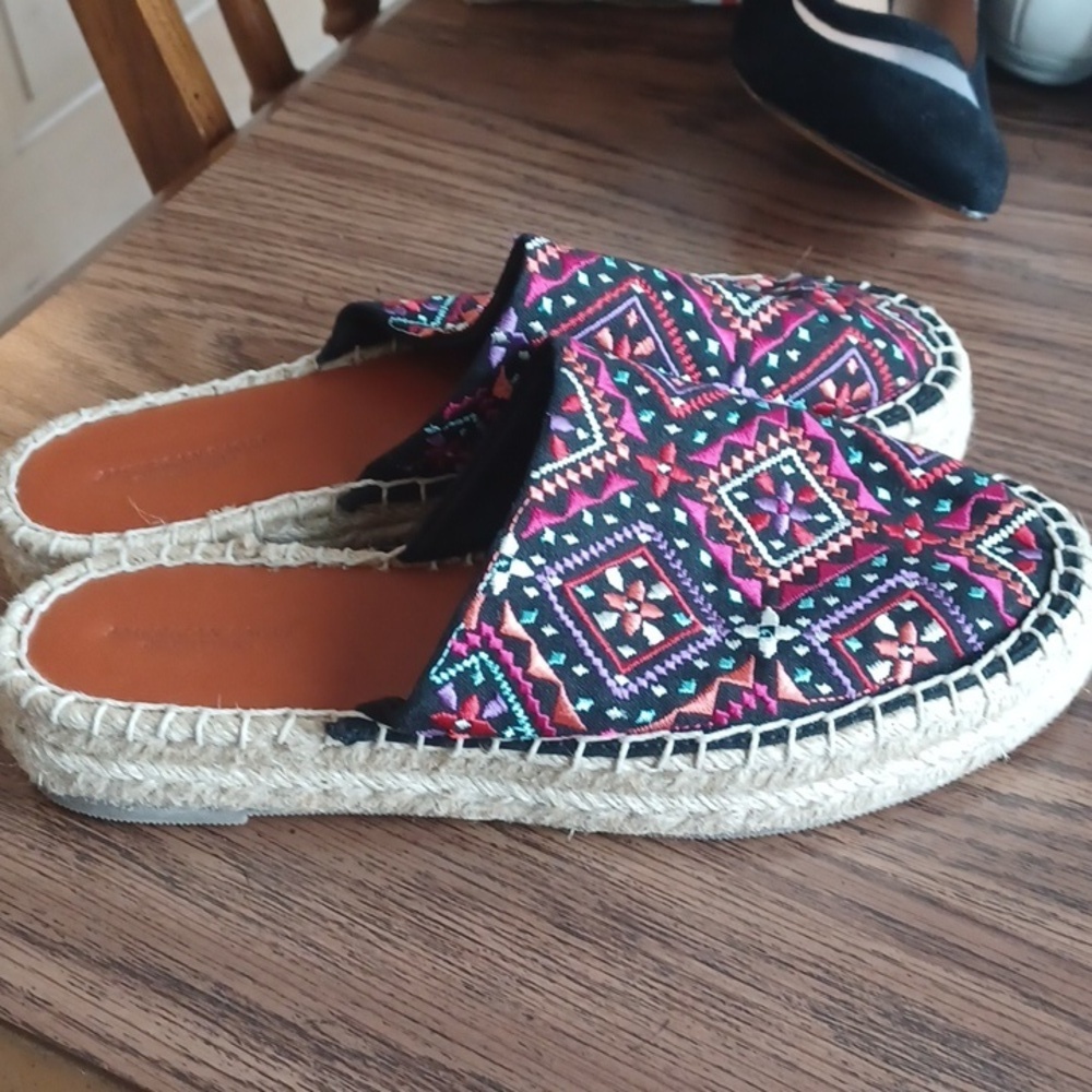 American Eagle Aztec Clogs! New condition, no tags